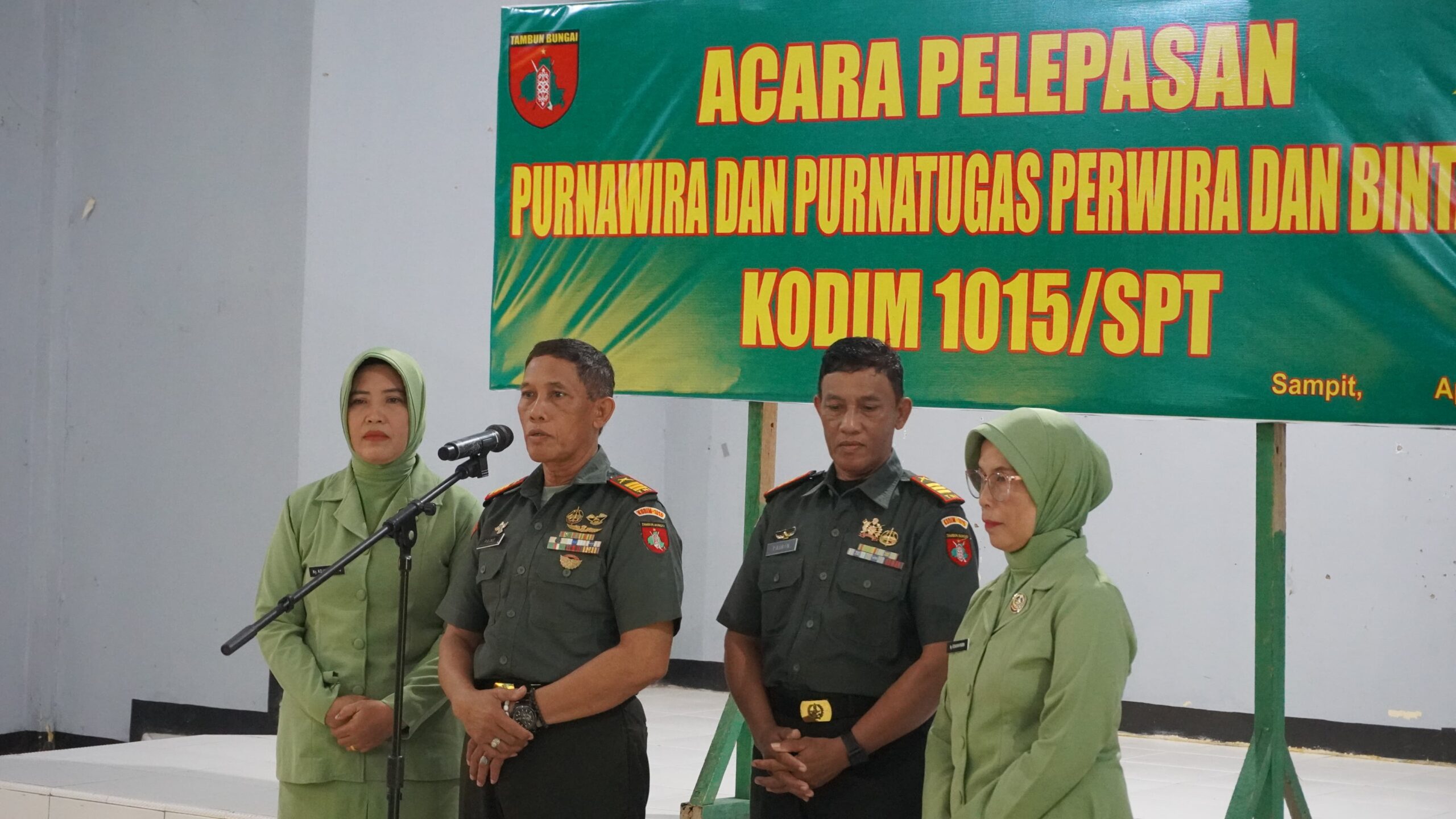 Dandim 1015/Sampit Pimpin Upacara Pelepasan Purnawira dan Purnatugas Perwira dan Bintara