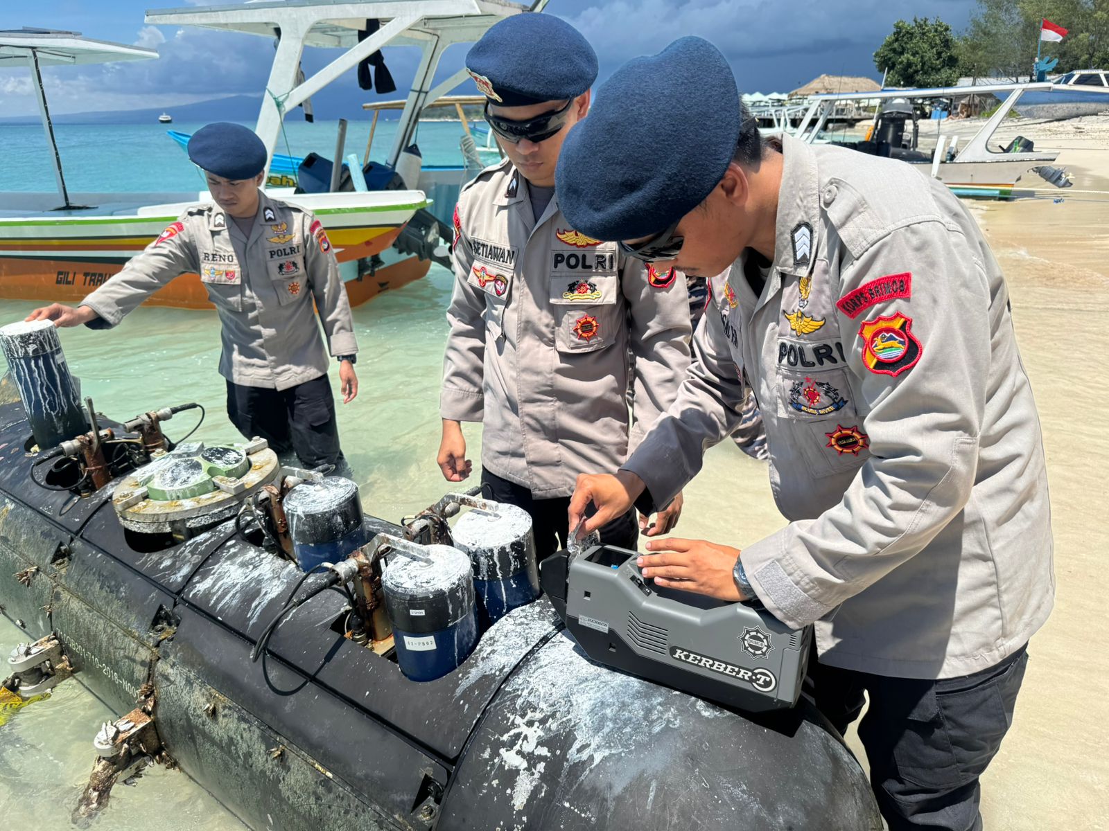 Gegana Brimob Polda NTB Cek Benda Diduga Torpedo di Gili Trawangan, Dipastikan Tidak Berbahaya