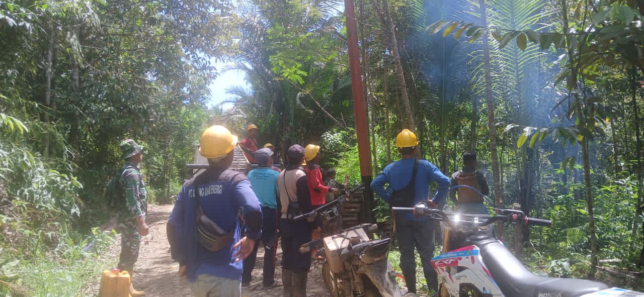 Gotong Royong 2,5 Km, Babinsa dan Warga Atiran Percepat Program Listrik Desa