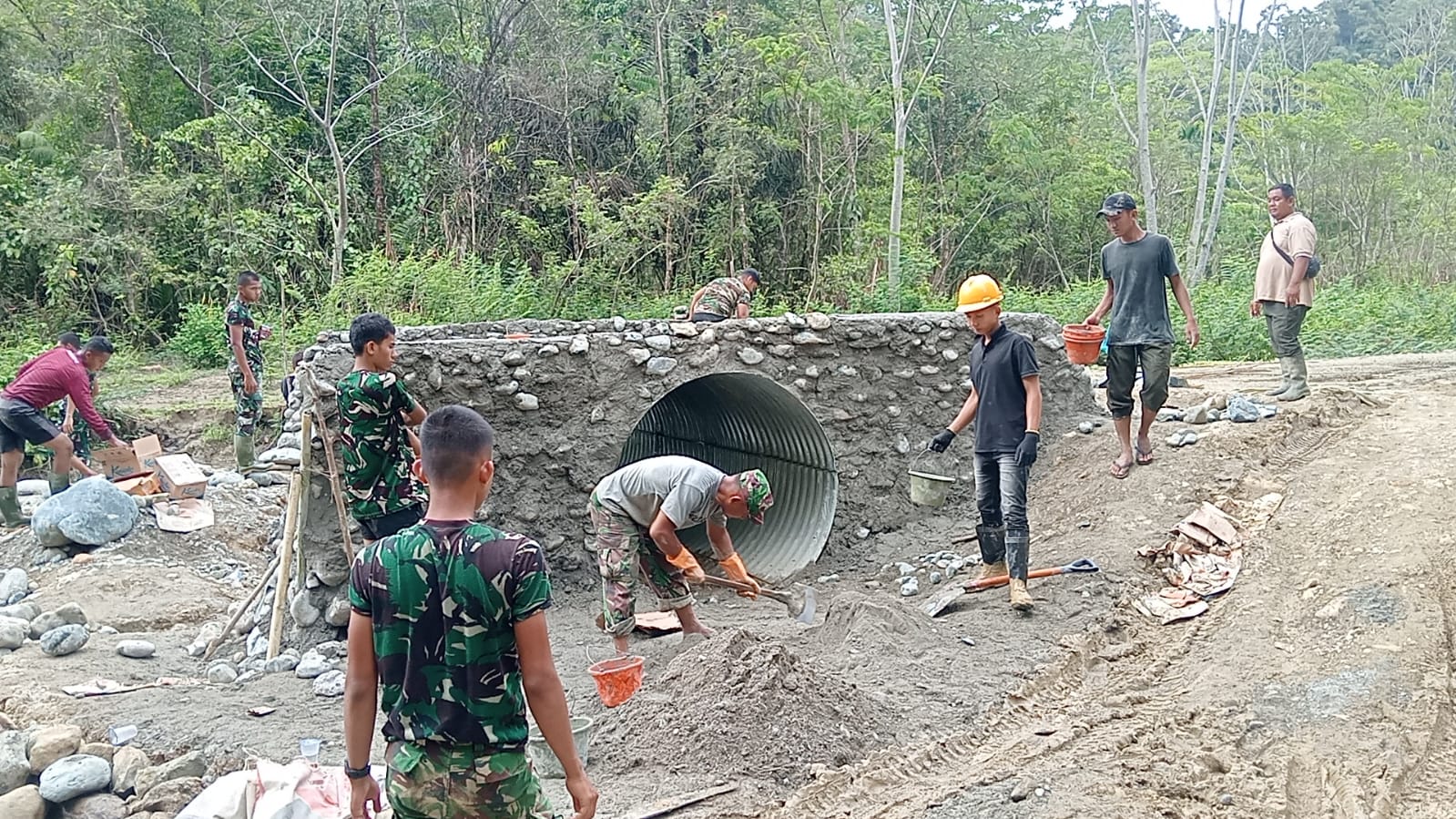 Kokohkan Jembatan, Satgas Kodim 0105/Abar Bersama Masyarakat Kerjakan Dinding Sayap Beton di Ujung Aramco