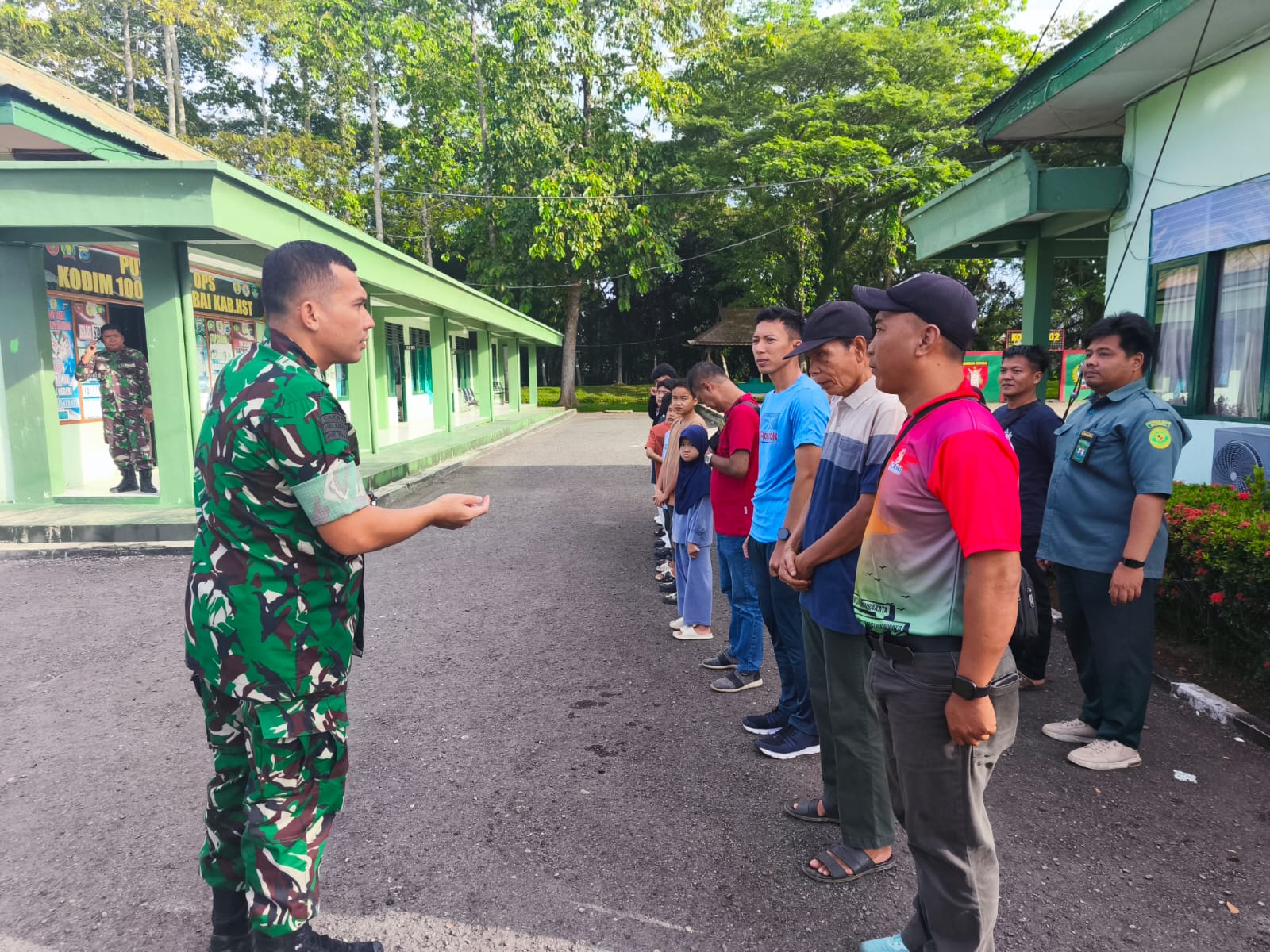 Dandim 1002/HST Lepas 26 Atlet Karate Berlaga di Kejuaraan Piala Pangdam XXII Tanbun Bungai 2026