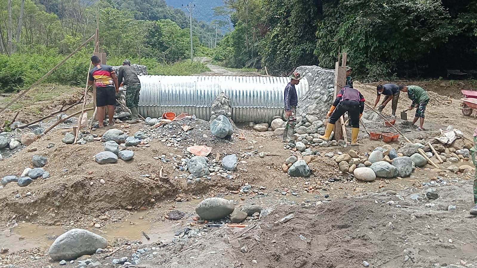 Satgas Kodim 0105/Abar Bersinergi Dengan Masyarakat Taklukkan Tantangan Pengecoran Tiang Selop Jembatan Aramco