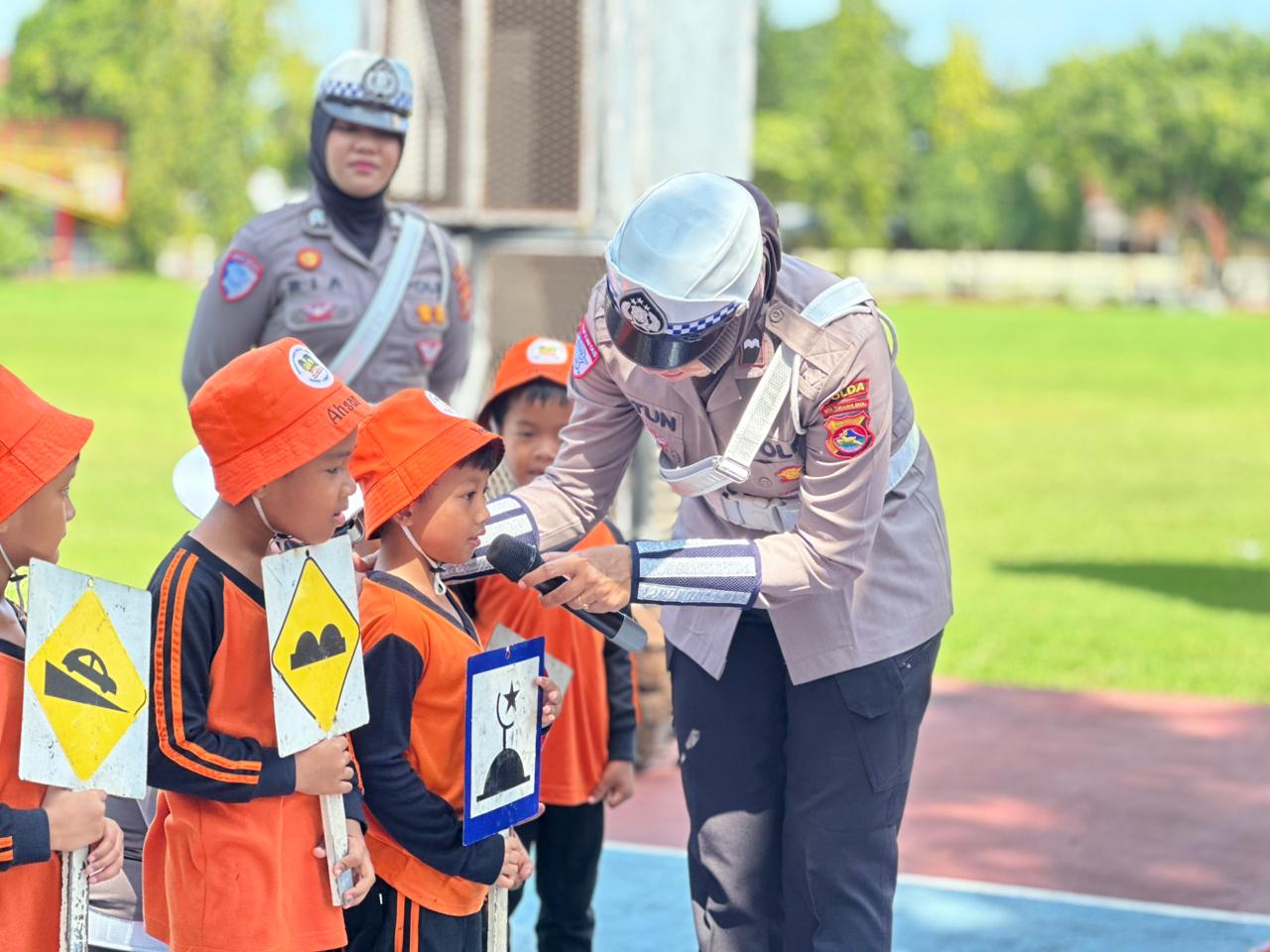 Tanamkan Keselamatan Sejak Dini, Ditlantas Polda NTB Edukasi Siswa SD di Lapangan Bhara Daksa