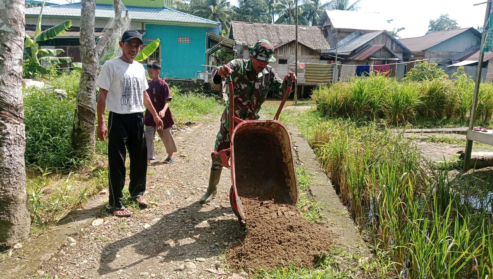 Gotong Royong TNI-Rakyat Percepat Pembangunan Jembatan Garuda di Batu Benawa