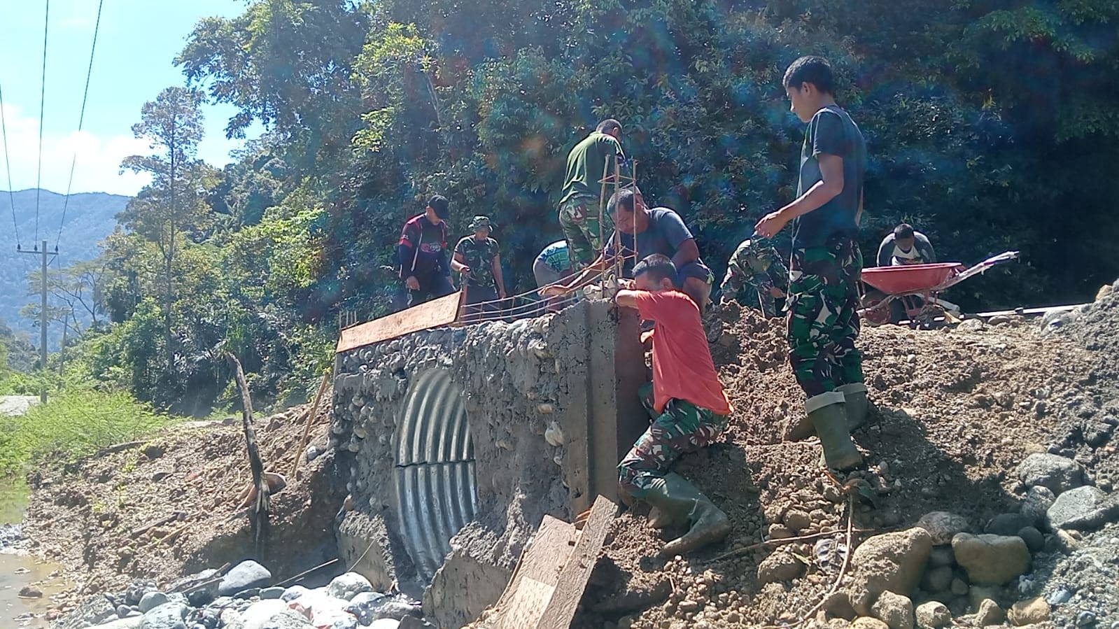 Konstruksi Kian Kokoh, Satgas Kodim 0105/Abar Bentang Rangka Besi Tulangan Lantai Jembatan Aramco Sebelum Dicor