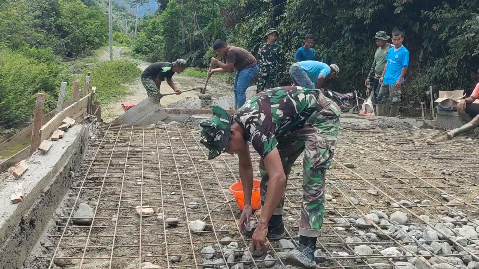 Heroik! Satgas Kodim 0105/Abar dan Warga Bersatu Balut Jembatan Aramco Sikundo Dengan Cor Beton Kuat