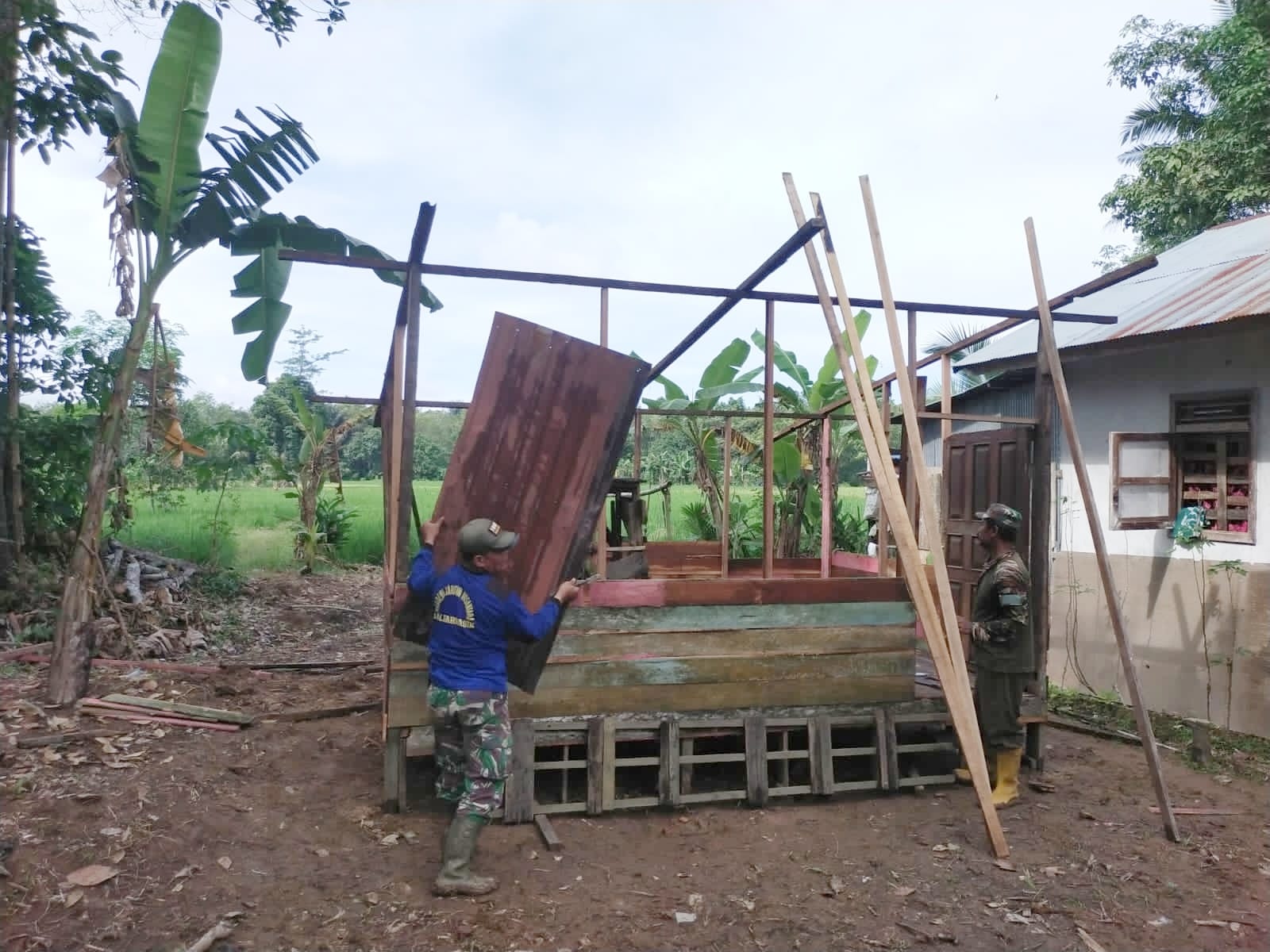 Babinsa Koramil 1002-03/Haruyan Dampingi Gotong Royong Pembangunan Rumah Warga
