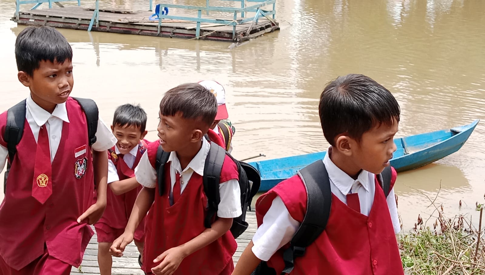 Jembatan Garuda Masih Tahap Pembagunan, Babinsa Koramil 1015-07/Parenggean Bantu Antar Jemput Anak Sekolah Mengunakan Perahu