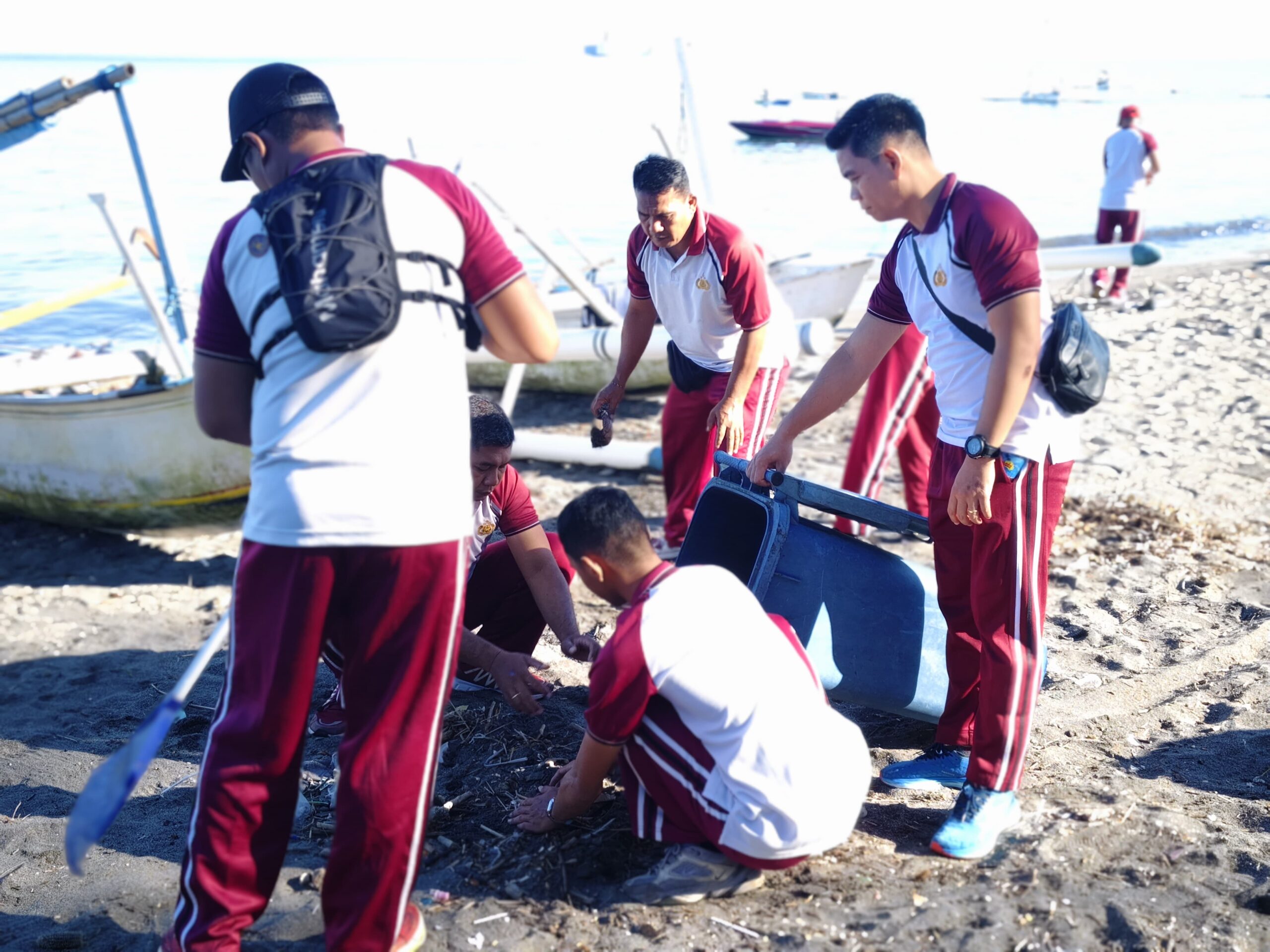 Bersih Pantai Cemara Lembar, Upaya Nyata Jaga Lingkungan Pesisir Lombok Barat