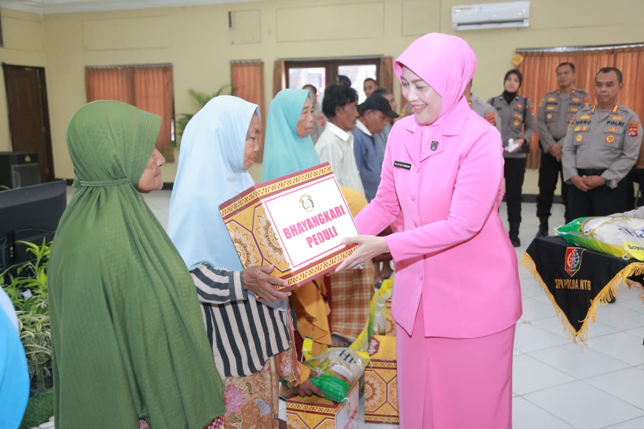 Hangatnya Aksi Sosial di SPN, Kapolda dan Ketua Bhayangkari Daerah NTB Serahkan Bansos