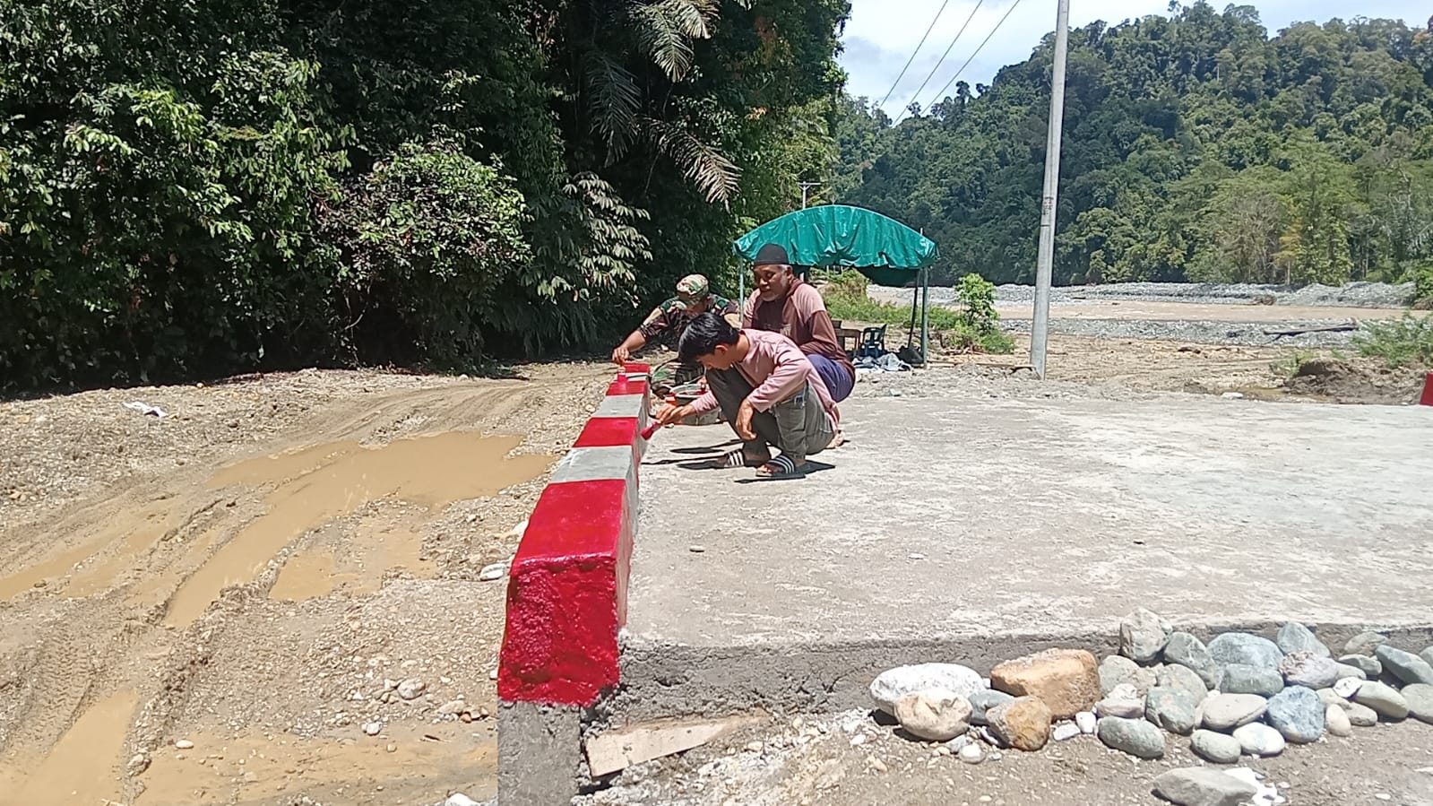 Masuk Tahap Finishing! Satgas Kodim 0105/Abar Haluskan Pembangunan Jembatan Aramco Desa Sikundo