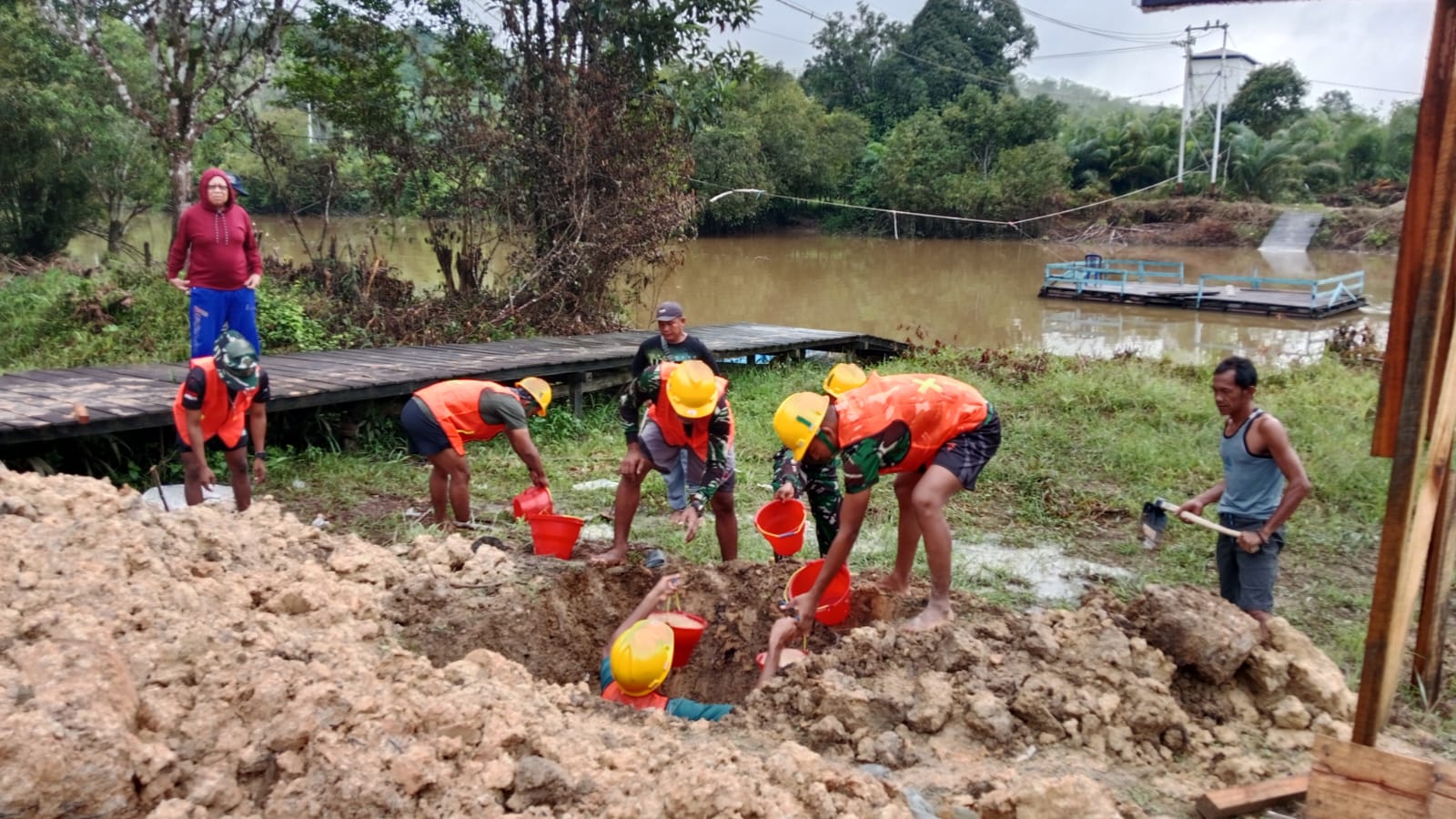 Tangan-Tangan Terampil Yang Tak Kenal Lelah, Pembangunan Jembatan Garuda Di Wilayah Kodim 1015/Sampit