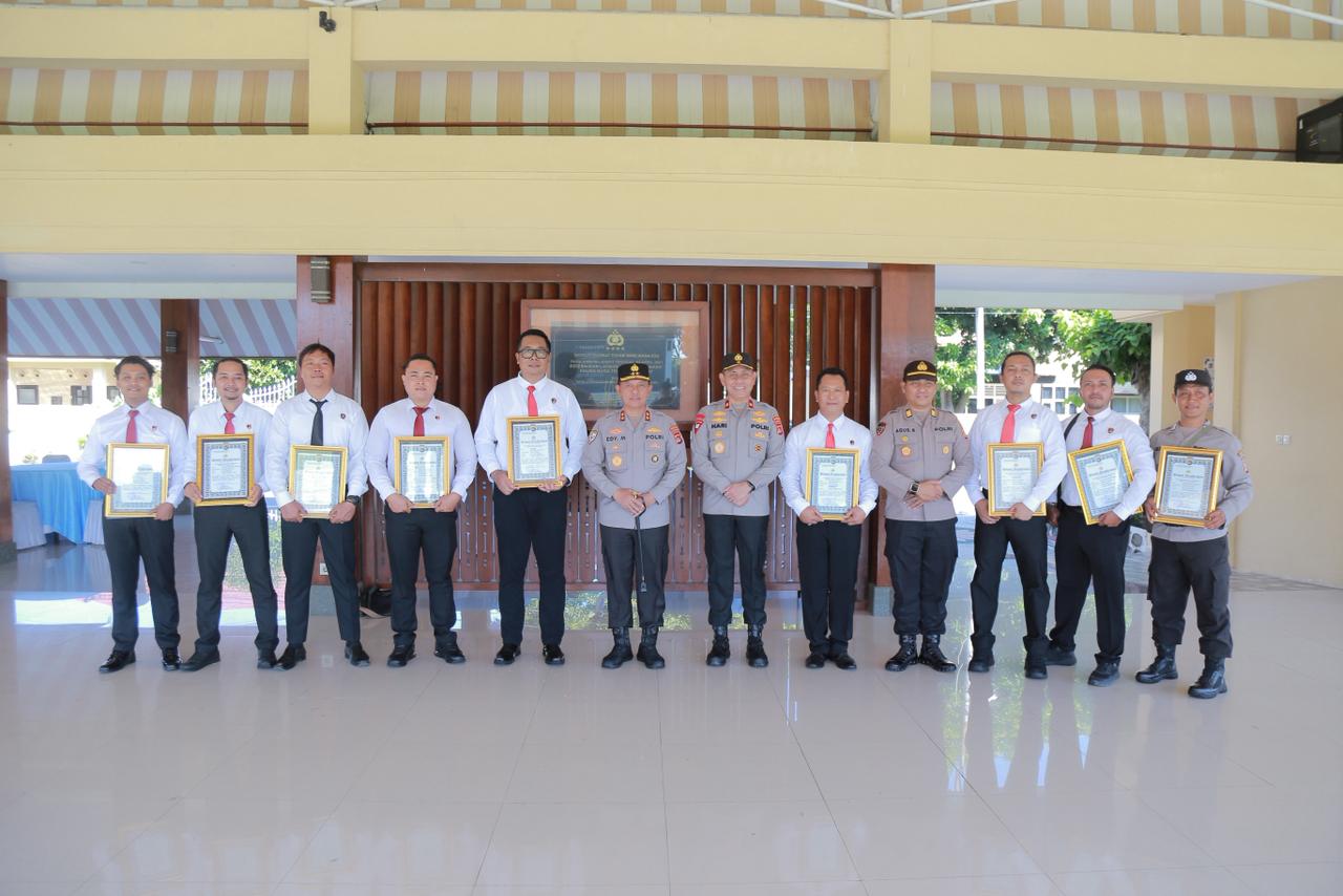 Kapolda NTB Pimpin Upacara Hari Kesadaran Nasional, Beri Penghargaan kepada Personel Berprestasi