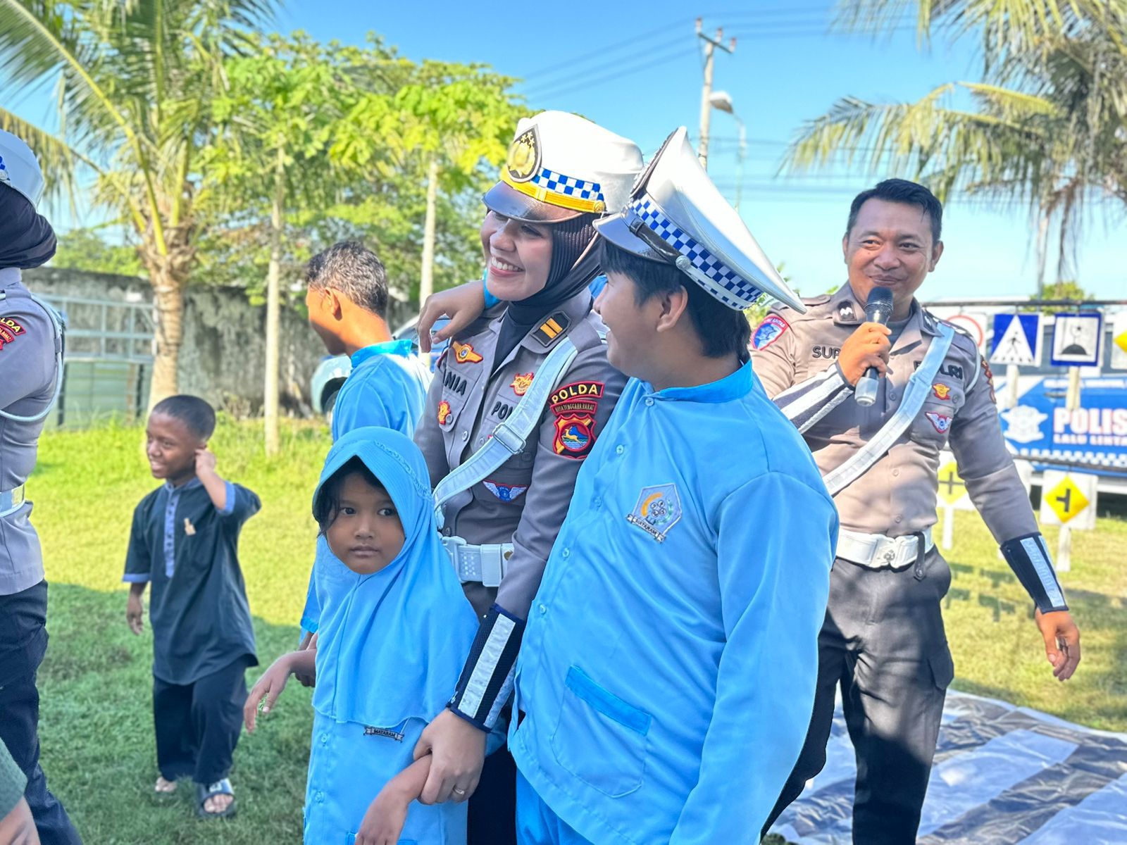Dari Rambu Hingga Safety Riding, Polisi Bekali Siswa SLBN 3 Mataram
