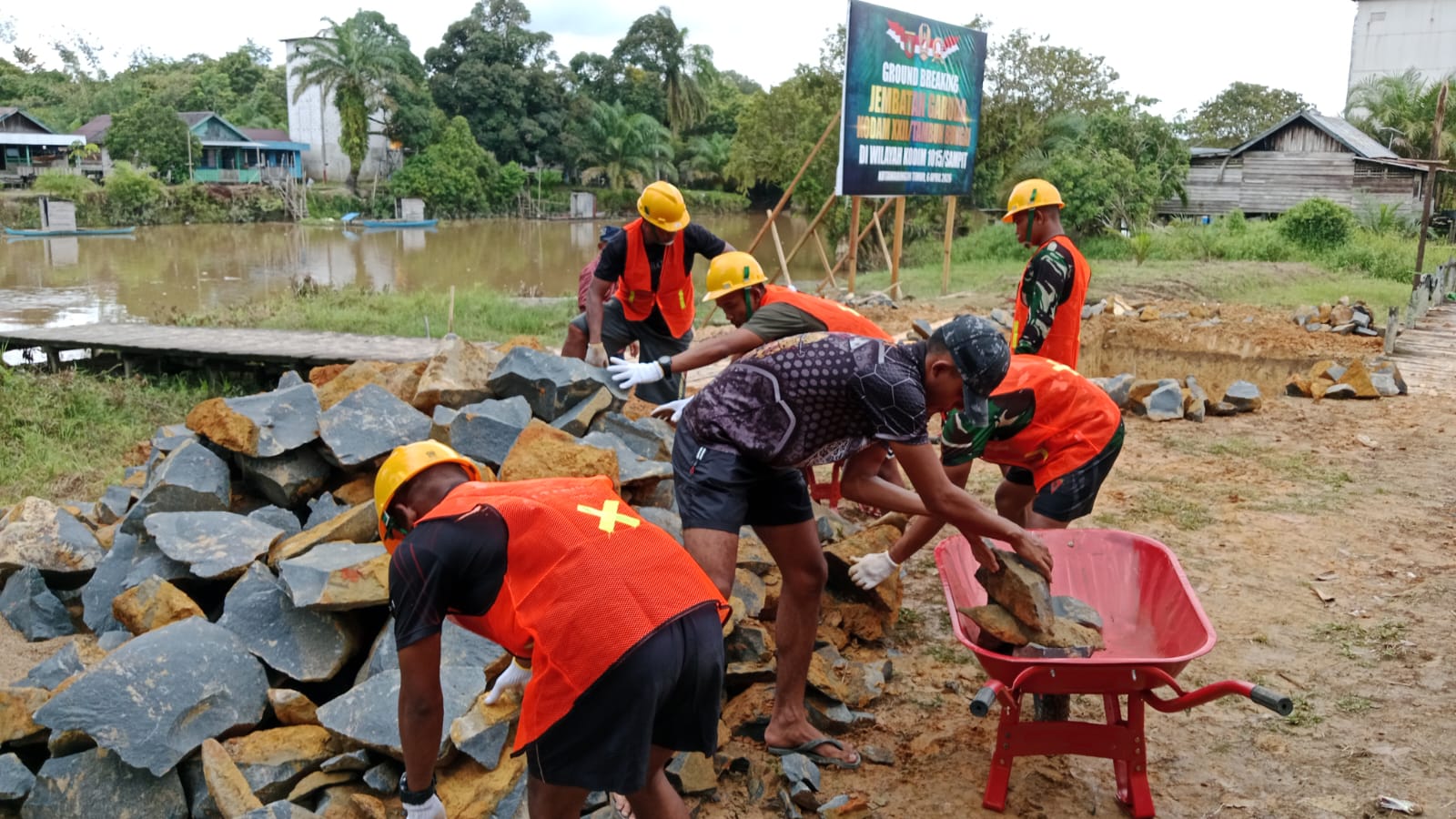 Para Personel Gabungan Kebut Pengerjaan Jembatan Perintis Garuda