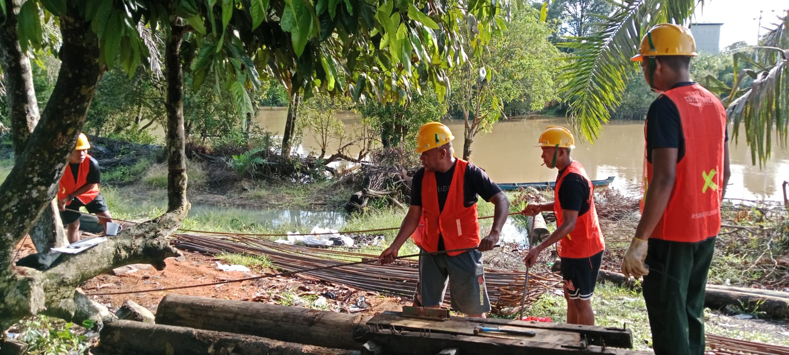 Para Personel Rangkai Besi Cor Pembangunan Jembatan Garuda