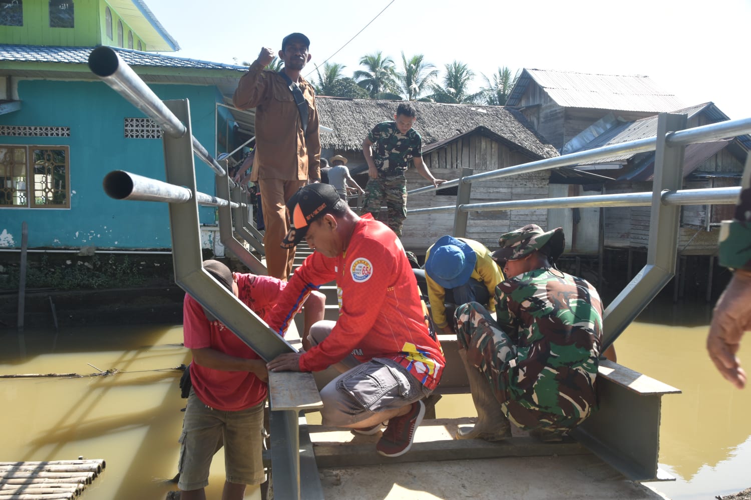 TNI dan Warga Kebersamaan Bangun Jembatan Garuda, Capai 50 Persen