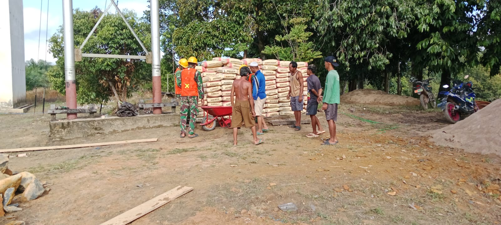 Personel Kodim 1015/Sampit Angkut Semen Bersama Masyarakat.