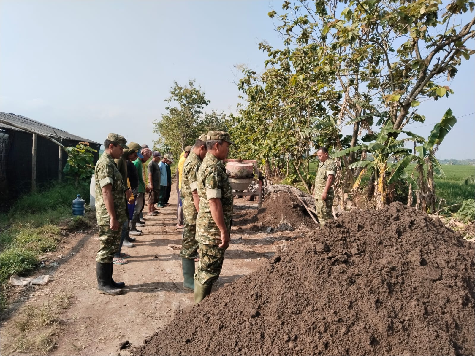 Sebelum Bekerja Satgas TMMD 128 Melaksanakan Apel Pagi Dan Senam