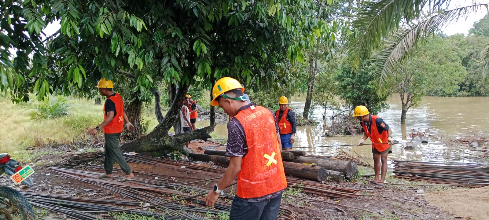 Pemotongan dan Perakitan Besi Jembatan Garuda Terus Dikejar.