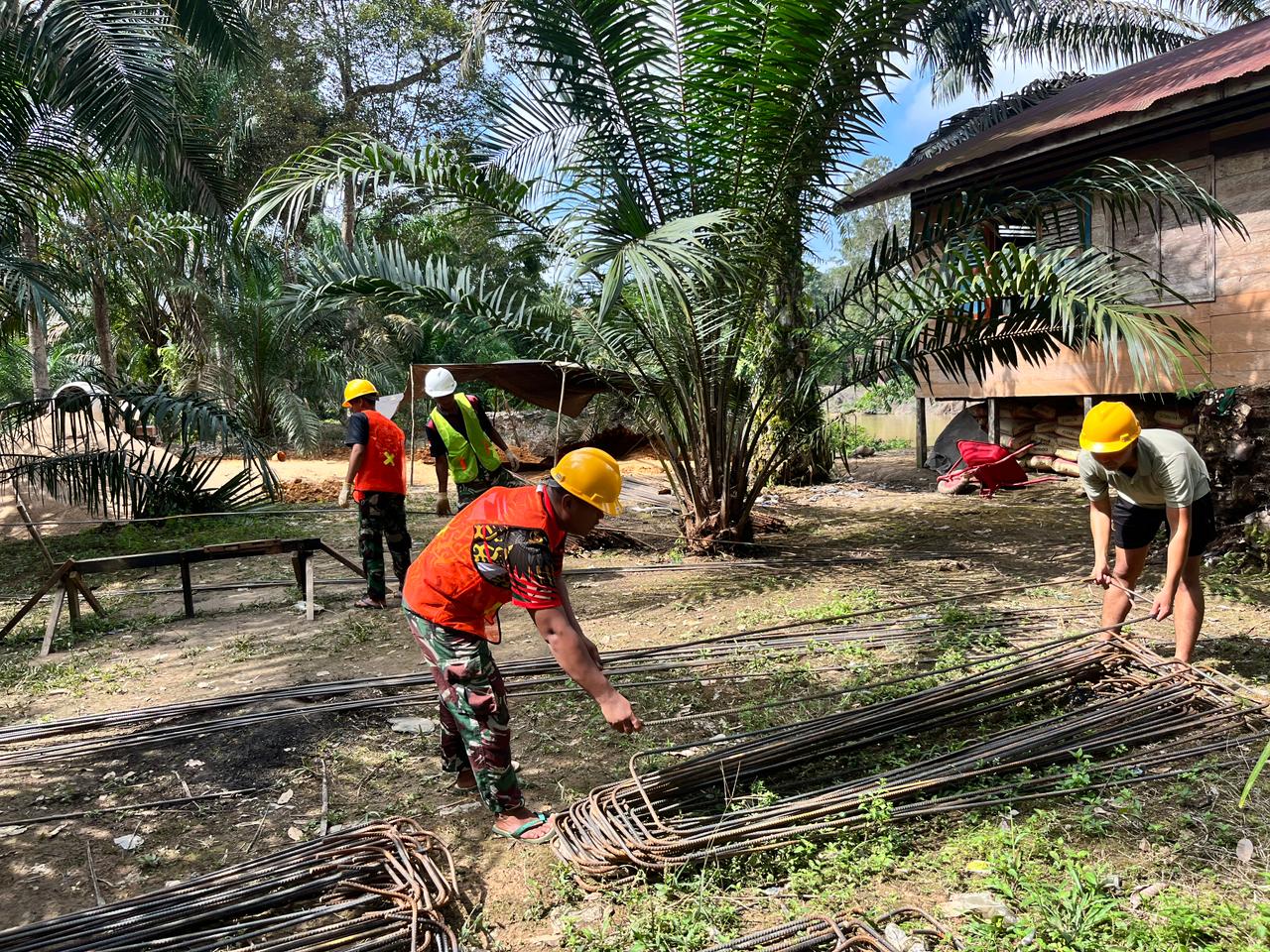 Cuaca Hujan Panas Bukan Hambatan Perangkaian Besi Pembangunan Jembatan Perintis Garuda.