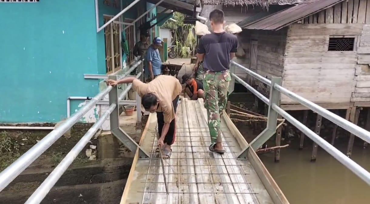 TNI dan Warga Laksanakan Persiapan Pengecoran Lantai Jembatan Garuda