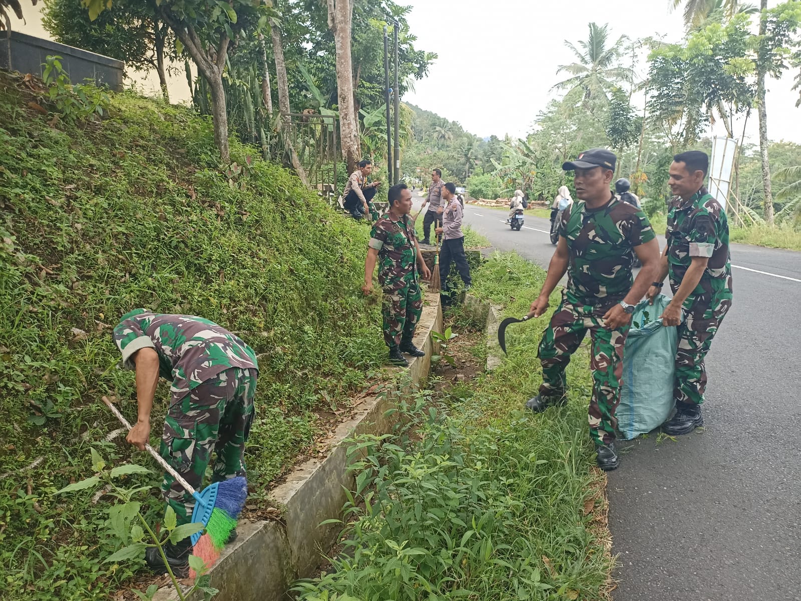 Koramil 12/Wadaslintang Kodim 0707/Wonosobo Gelar Karya Bakti Bersih-bersih Selokan Bersama Polsek dan Masyarakat Desa Trimulyo