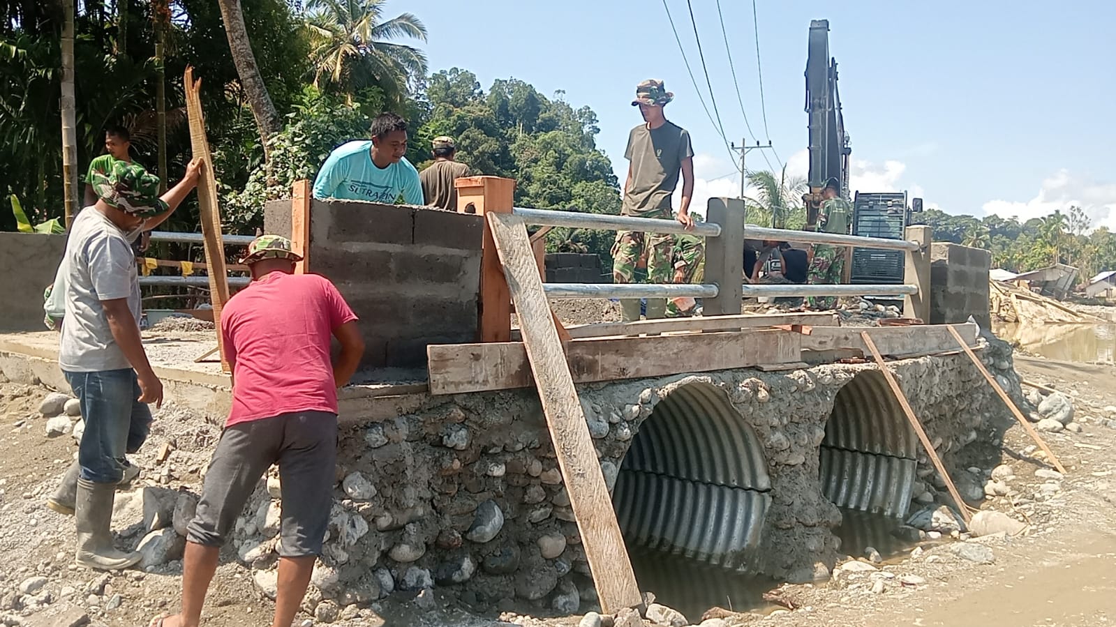 Prioritaskan Keamanan Serta Keselamatan Pengguna, Satgas Kodim 0105/Abar Lengkapi Jembatan Aramco Dengan Parapet Dan Railing