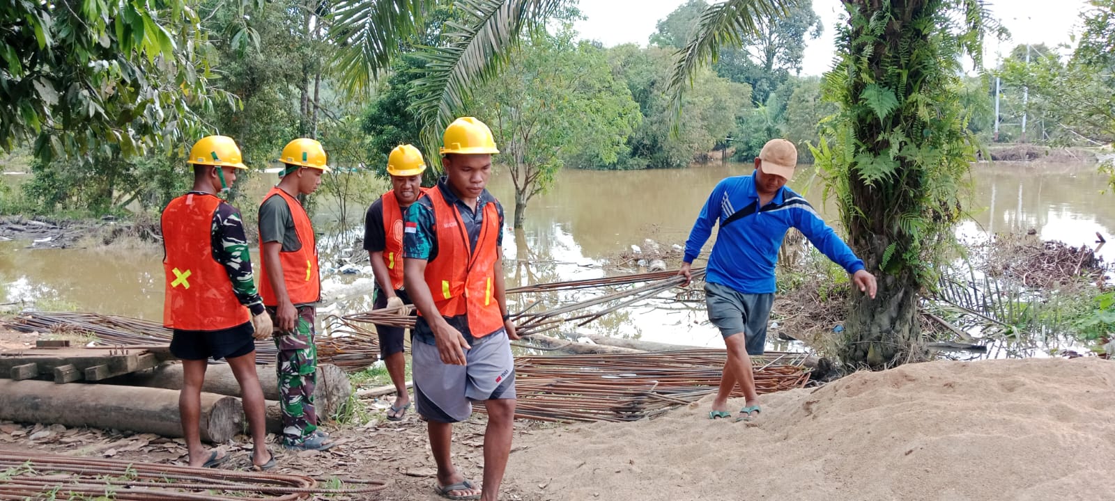 Besi Cor di Drop Ke Seberang Guna Percepatan Pembangunan Jembatan Perintis Garuda.