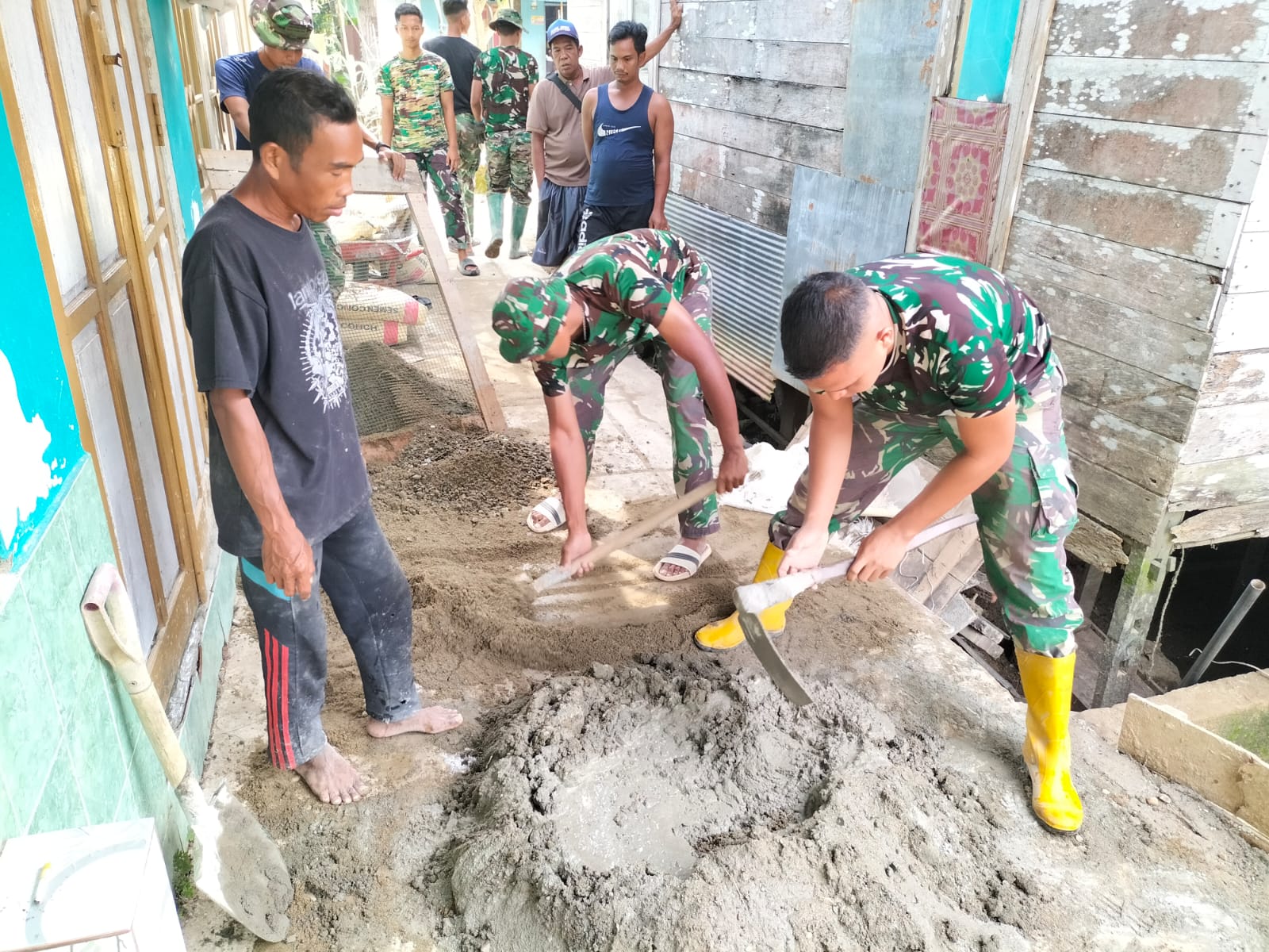Satgas TNI dan Warga Kebut Pembangunan Jembatan Garuda di Desa Paya