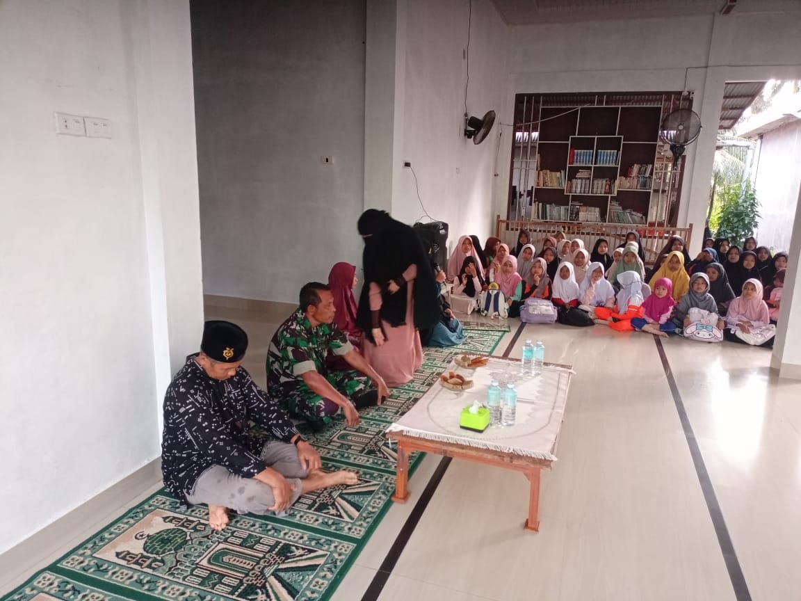 Babinsa Koramil 09/Samatiga Serma Havendra Musa Gelar Komsos Bersama Pimpinan Yayasan Tahfiz Qur’an Alyamin Abi Maimun