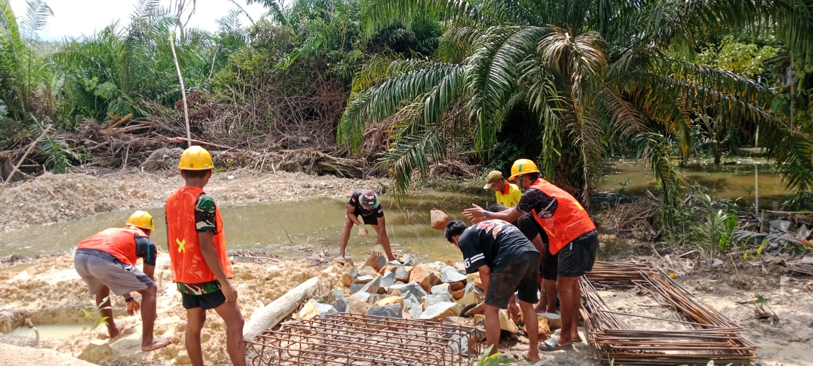 Personel Gabungan Percepat Distribusi Material ke Titik Pancang Jembatan Garuda