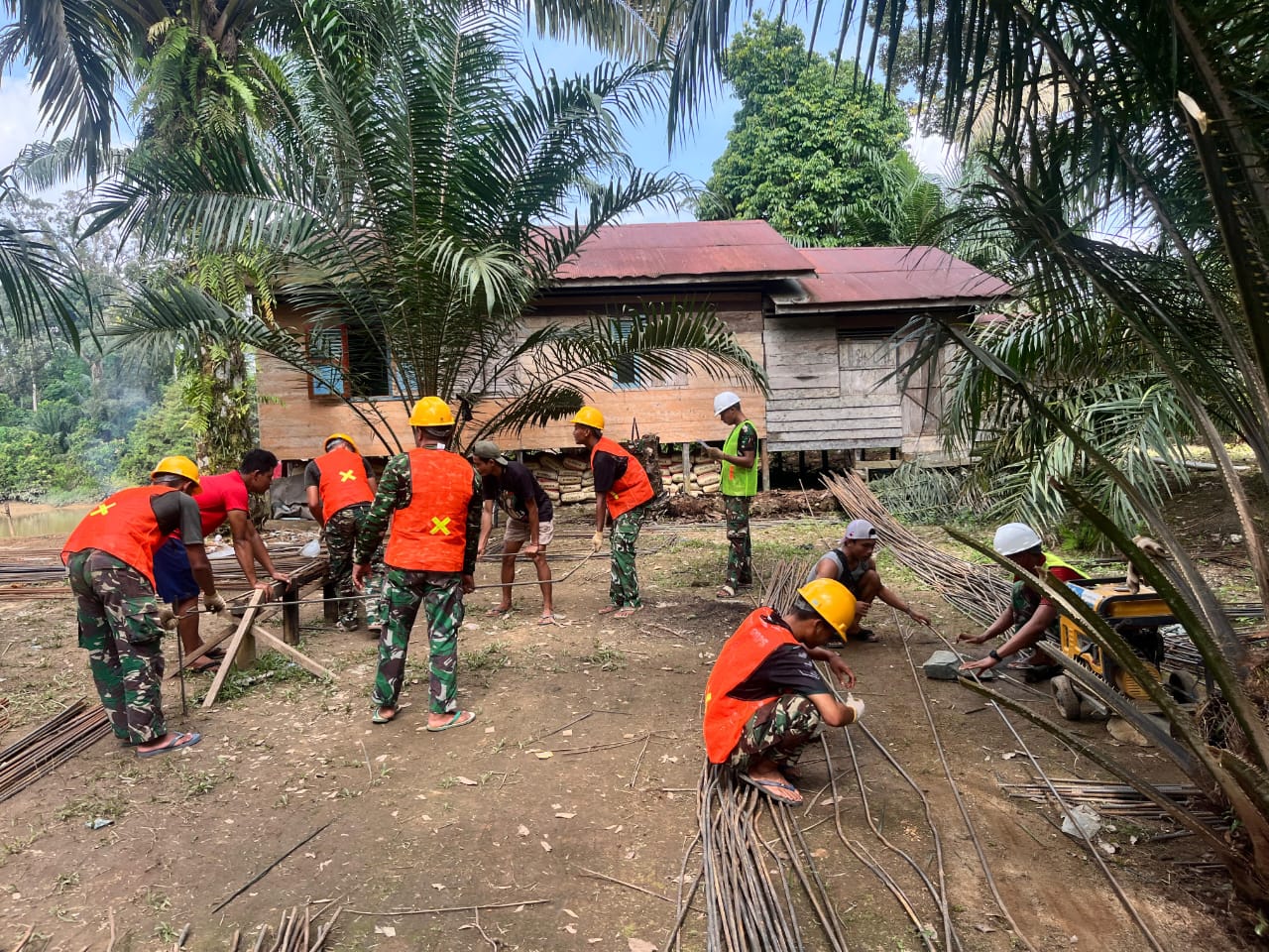 Semangat 55 Selalu Ditunjukkan Personel Gabungan dalam Pembangunan Jembatan Garuda