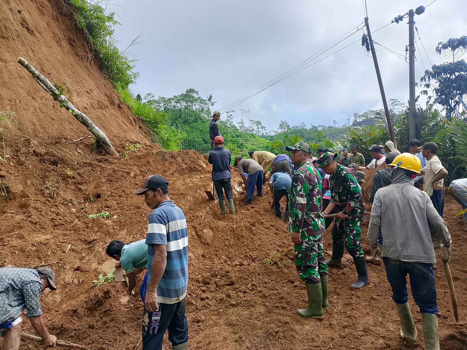 Koramil 02/Watumalang Kodim 0707 Wonosobo Gelar Karya Bakti Bersihkan Material Longsor yang Tutup Jalan di Desa Gumawang Kidul