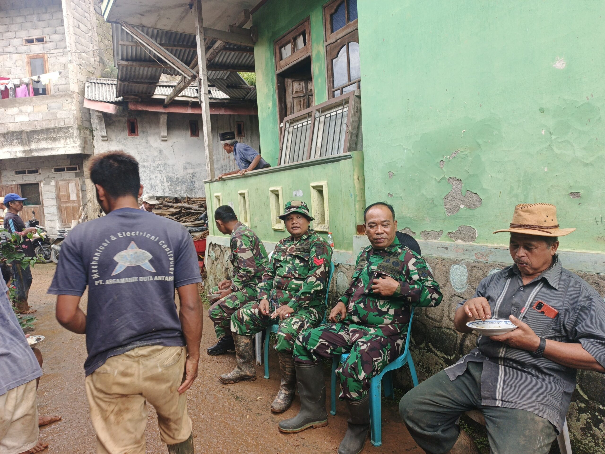 Danramil 03/Mojotengah Pimpin Karya Bakti Bersihkan Tanah Longsor yang Timpa Rumah Warga di Desa Gunturmadu