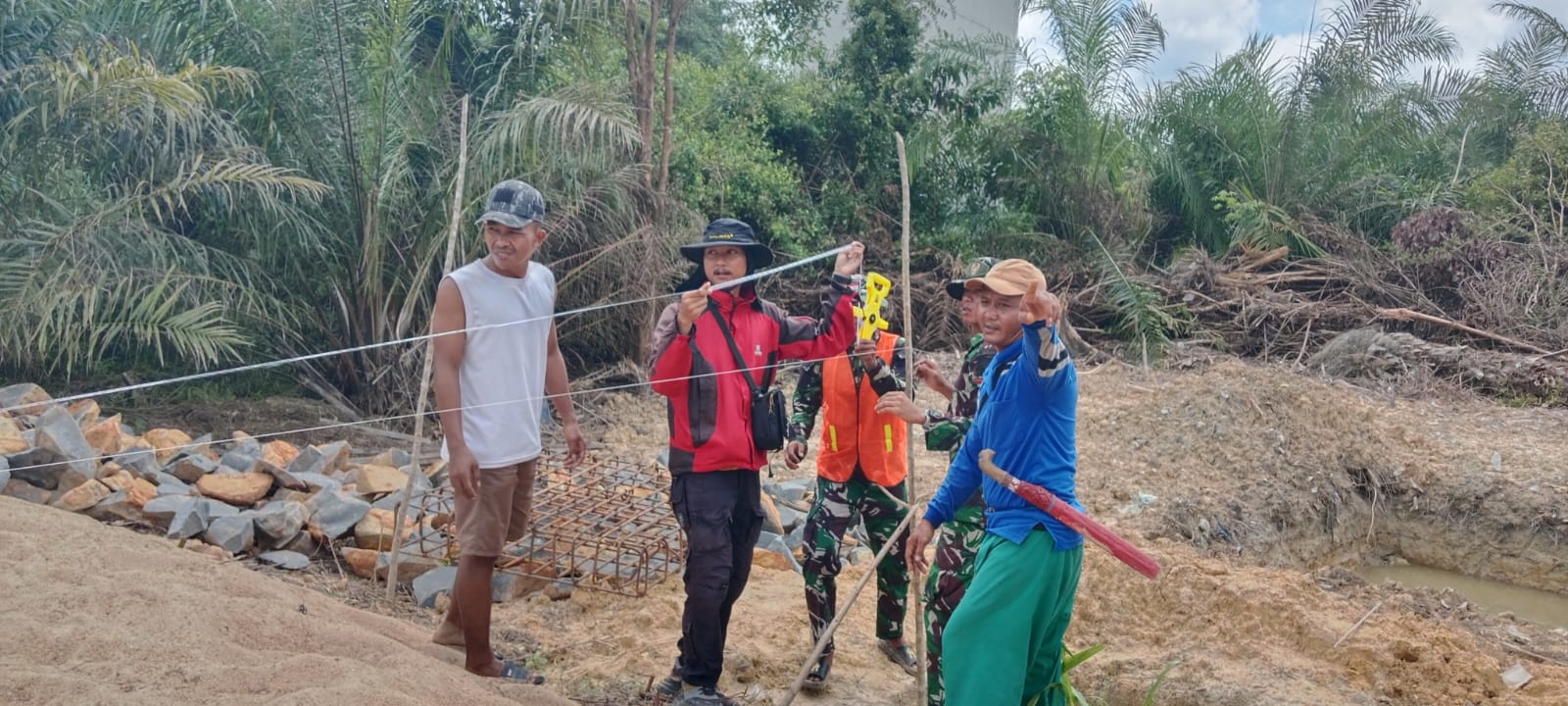 Pengukuran Titik Pancang di Seberang Mulai di Kerjakan.