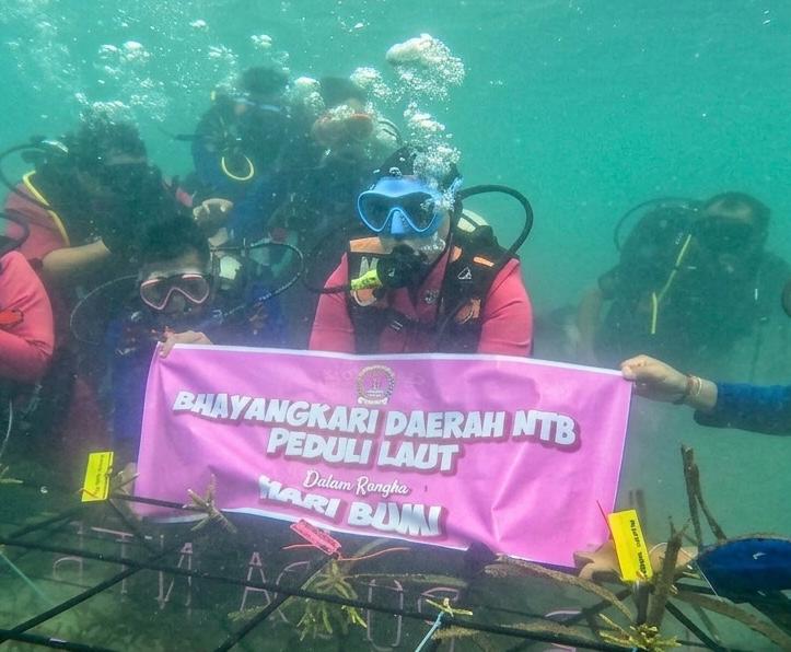 Jaga Kelestarian Ekosistem Laut, Ketua Bhayangkari Daerah NTB Tanam Terumbu Karang di Gili Sudak