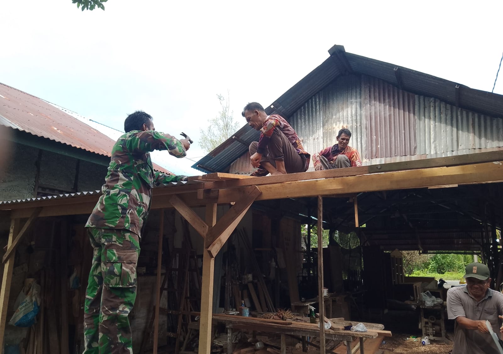 Dekat dengan Rakyat, Babinsa Koramil 09/Samatiga Kopka Usuluddin Membantu Warga Pasang Atap Rumah