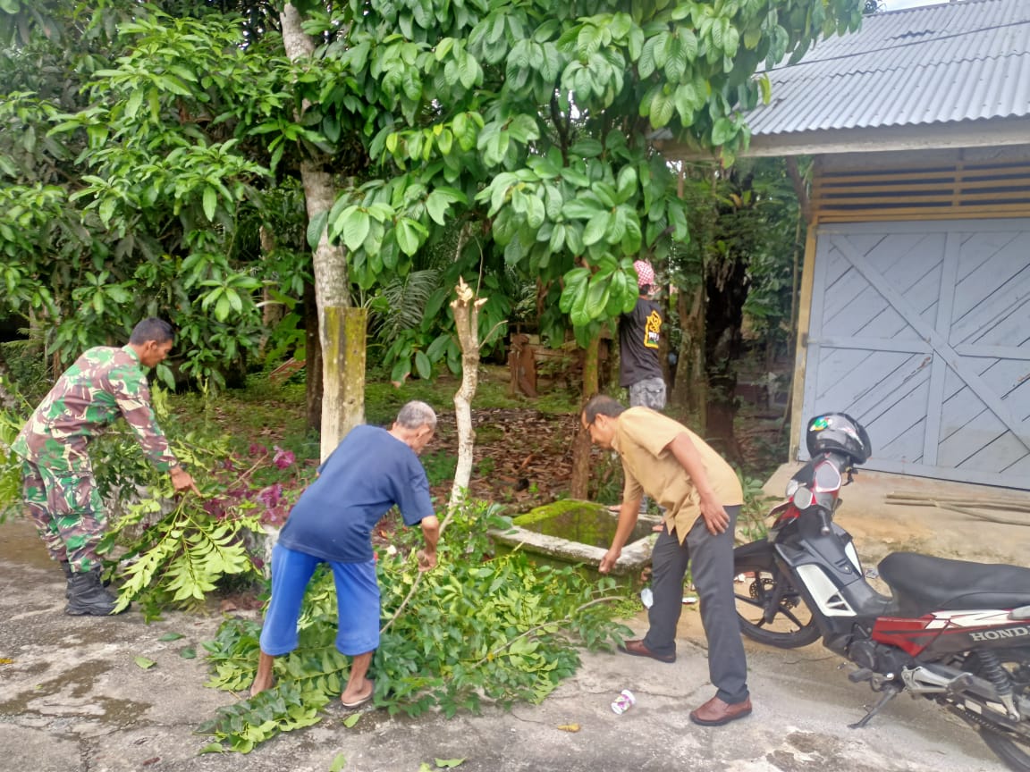Gotong Royong Babinsa dan Aparatur Desa Bersihkan Jalan Kantor Kecik