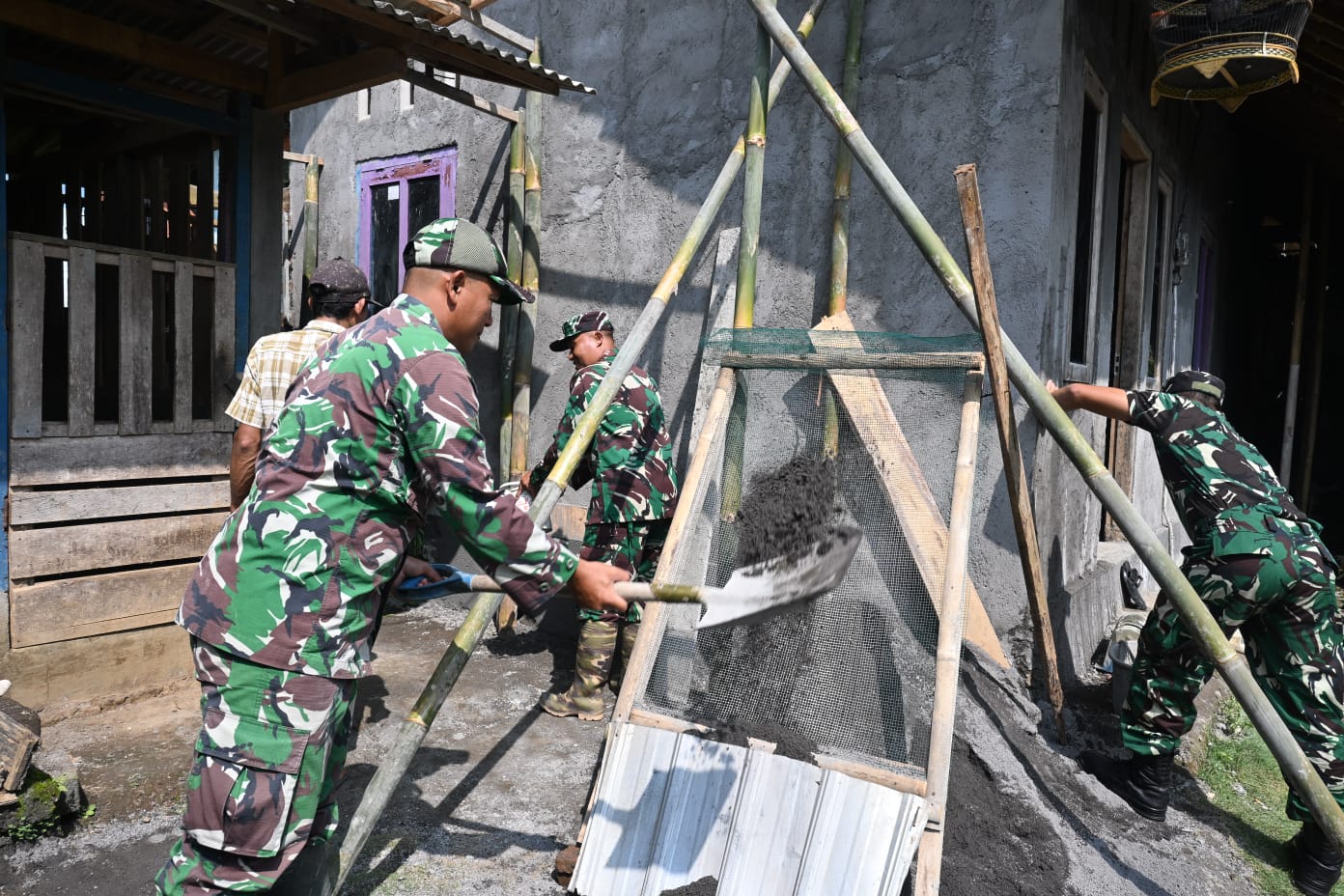 Dari Dinding Kayu Jadi Tembok Permanen, Impian Suposo Akhirnya Terwujud Berkat TNI Melalui TMMD   