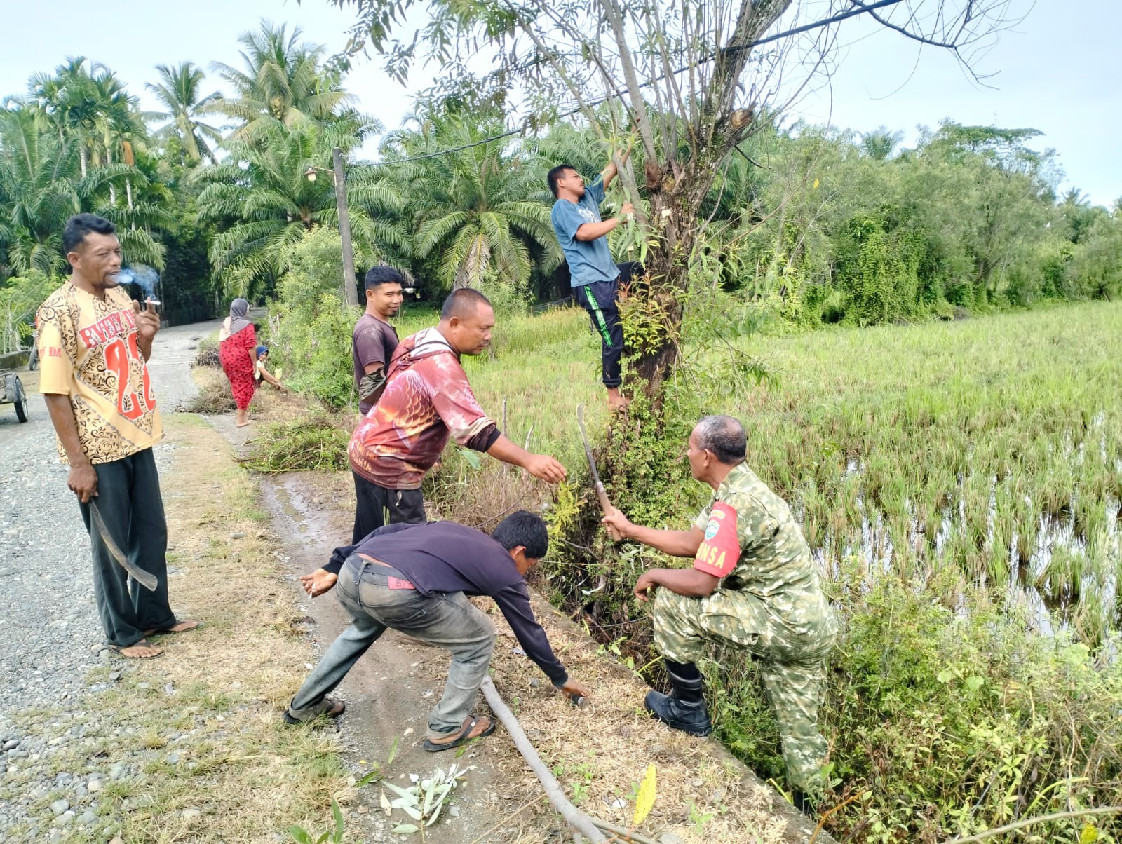 Babinsa Koramil 09/Samatiga Serma M. Nasir Gelar Jum’at Bersih Bersama Masyarakat Desa Gampong Kadang, Kecamatan Samatiga