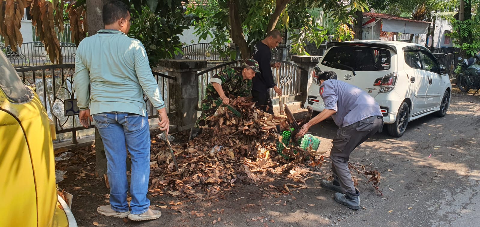 Gandeng Tim Saberling, Babinsa Kadipiro Pelopori Kerja Bakti Pembersihan Lingkungan