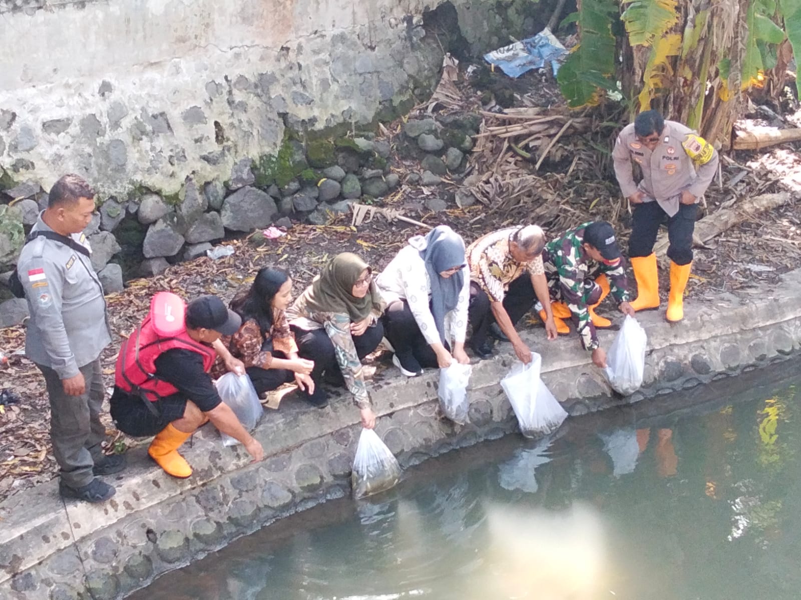 Babinsa Pajang Ajak Masyarakat Jaga Kelestarian Ekosistem Sungai & Ketahanan Pangan