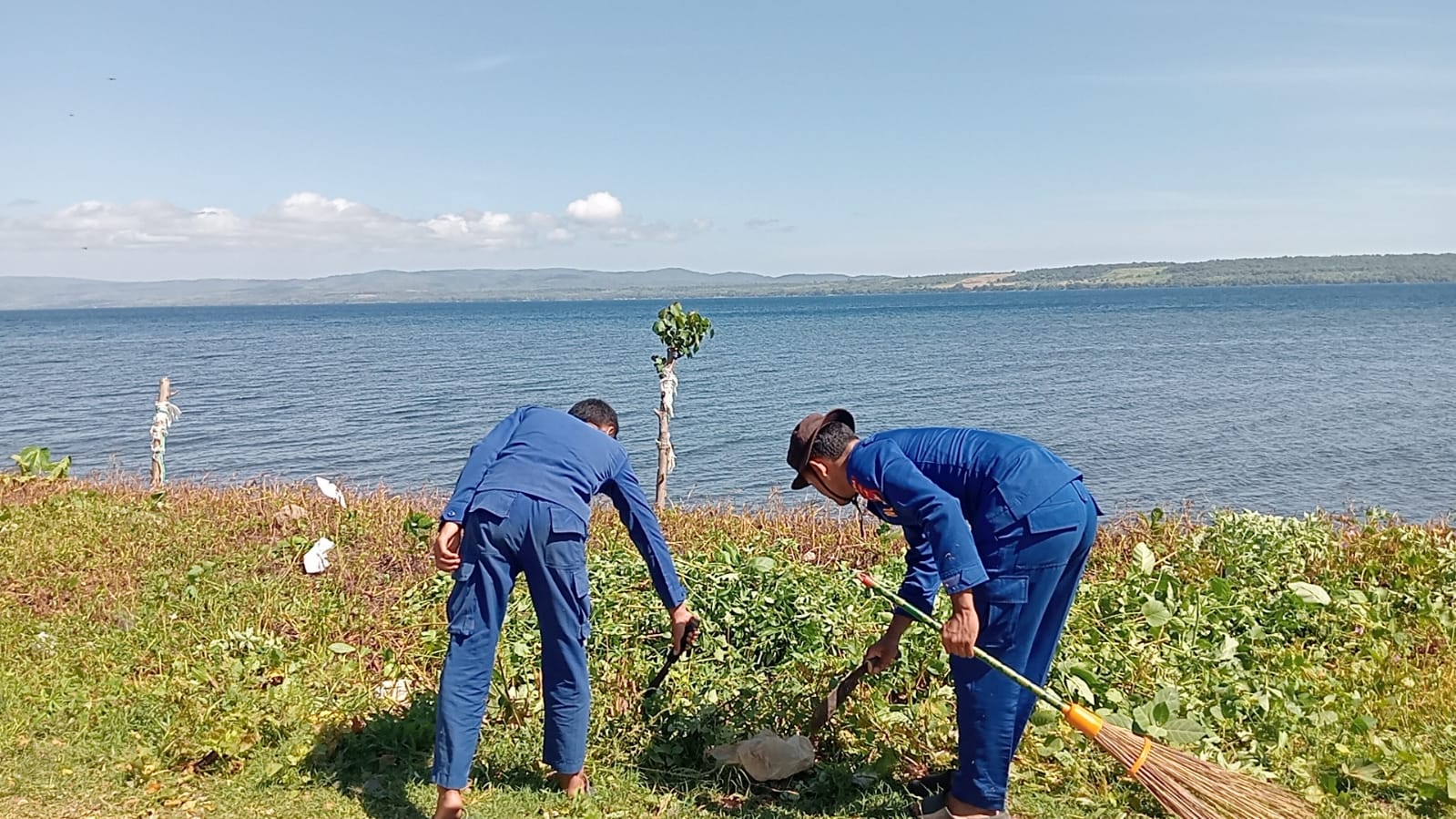 Sinergitas TNI/POLRI Bersihkan Lingkungan Desa Calabai, Wujud Kepedulian Terhadap Kebersihan dan Kesehatan Lingkungan