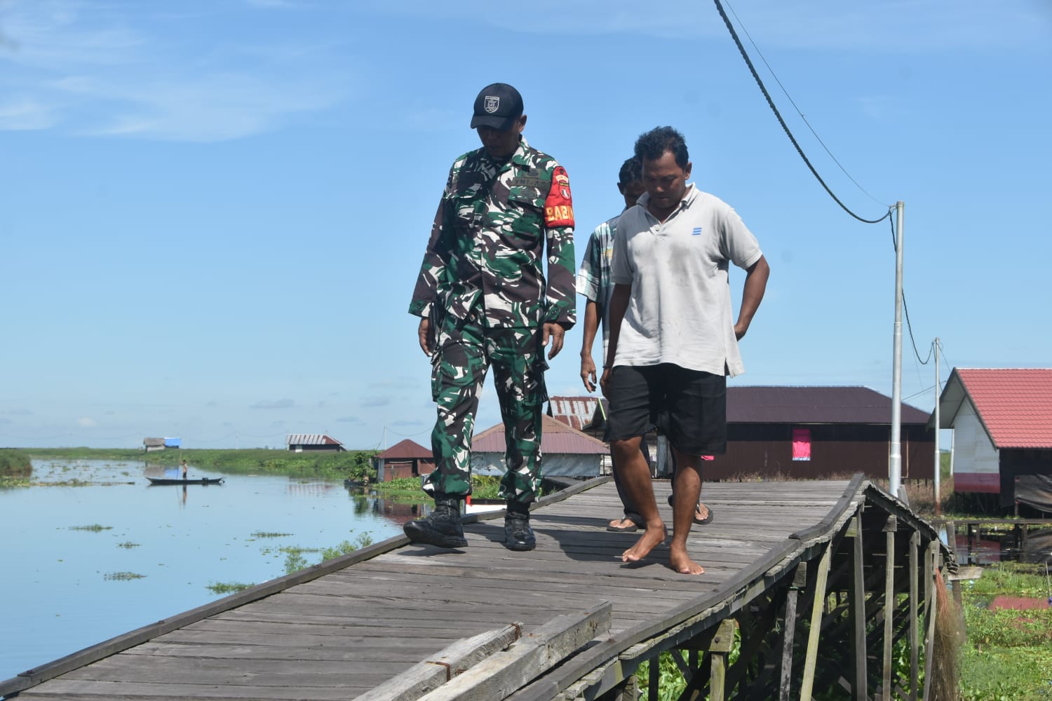 Sertu Aspiani Jalin Komsos dengan Warga Dusun Awang Landas