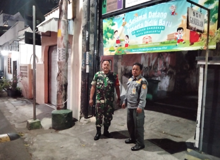 Piket Koramil 04/Jebres Patroli Malam Bersama Linmas, Sebagai Langkah Preventif Guna Menjaga Kondusifitas Wilayah