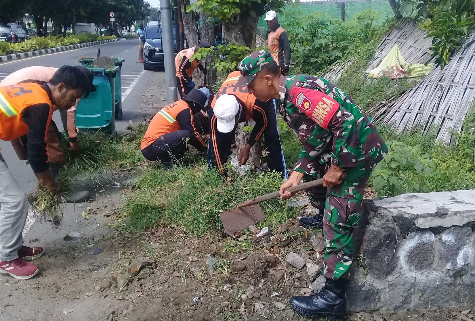Peduli Kebersihan, Babinsa Keprabon Ajak Warga Kerja Bakti Bersihkan Lingkungan Sekitar