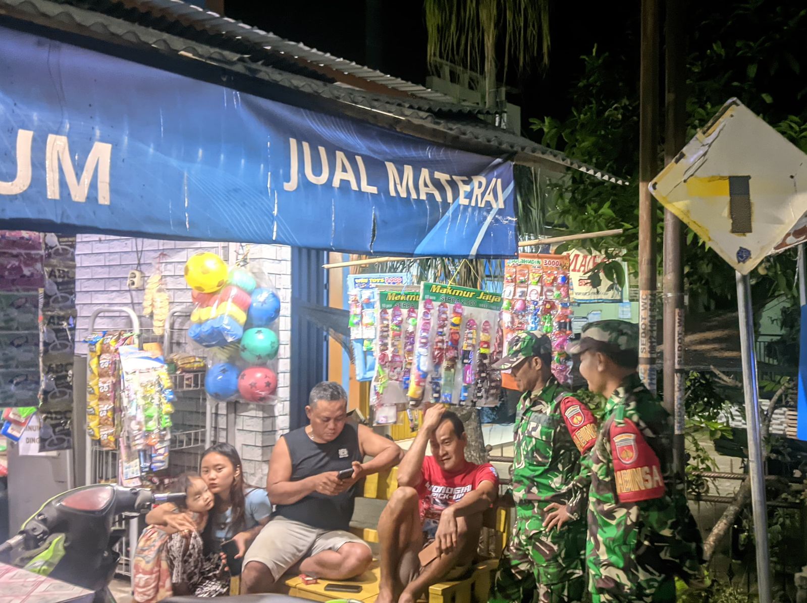 Melalui Patroli Malam, Babinsa Mengajak Warga Wujudkan Wilayah Yang Aman 