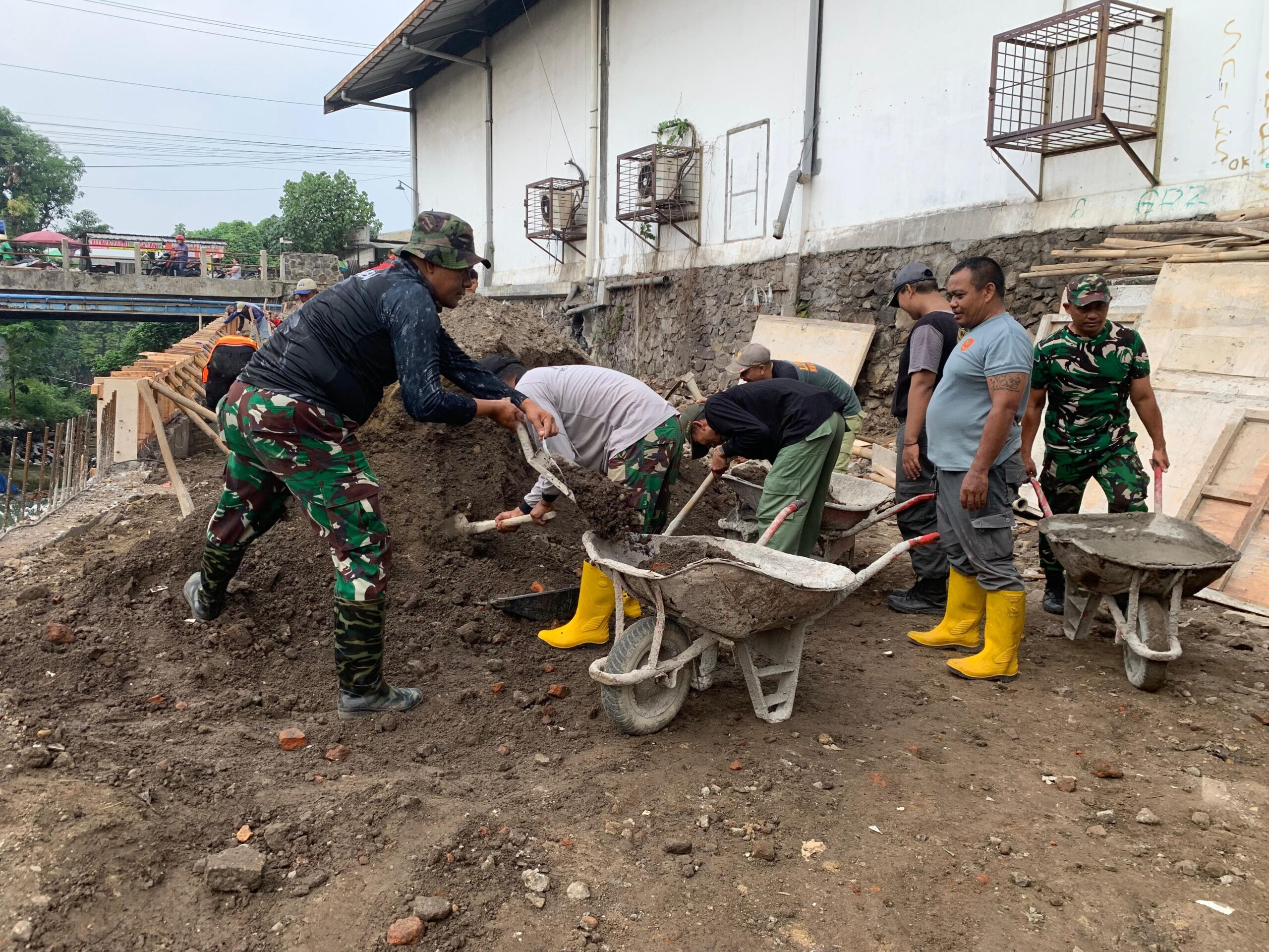 Kompak..!! TNI Bersama Warga Terus Genjot Pengerjaan Pembangunan Talud Beton Bertulang Dalam TMMD Sengkuyung Tahap II di Kelurahan Mojosongo