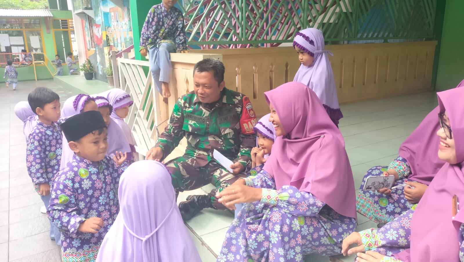 Sambangi TK Al-Islam Babinsa Koramil 03/Serengan Berikan Motivasi Dan Kenalkan Profesi TNI